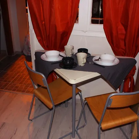 Sleeps 2 With Free Parking Appartement